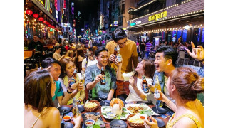 Phố đi bộ Bùi Viện sôi động chẳng kém khu phố đêm ăn chơi nào tại châu Á